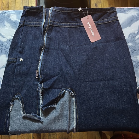 Raw Trim Asymmetrical Hem Denim Skirt - Picture 5 of 8